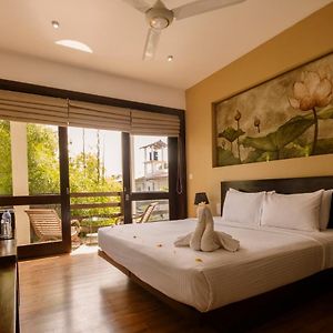 Deluxe Single Room Airport Pick-up OR Drop-off & Spa from 10 AM to 3 PM